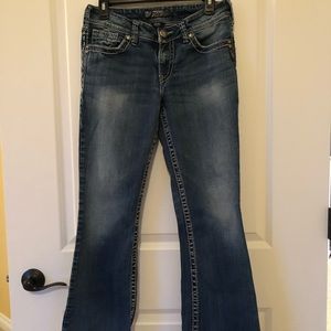 Silver Suki Jeans. Sz 29 Waist 30 Length. Small amount of wear (left leg bottom)